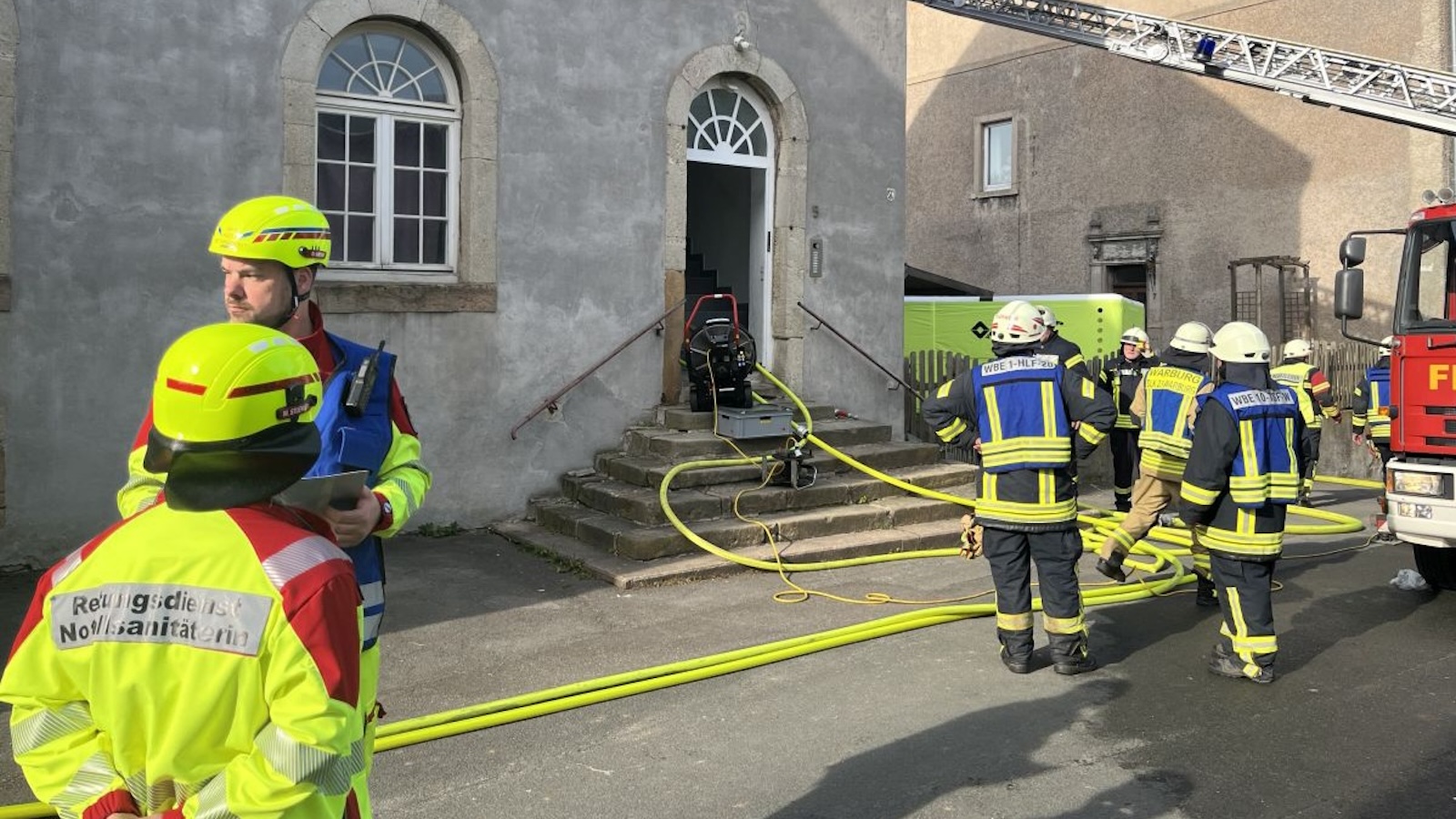 Menschenleben gerettet: Großeinsatz der Feuerwehr in Peckelsheim