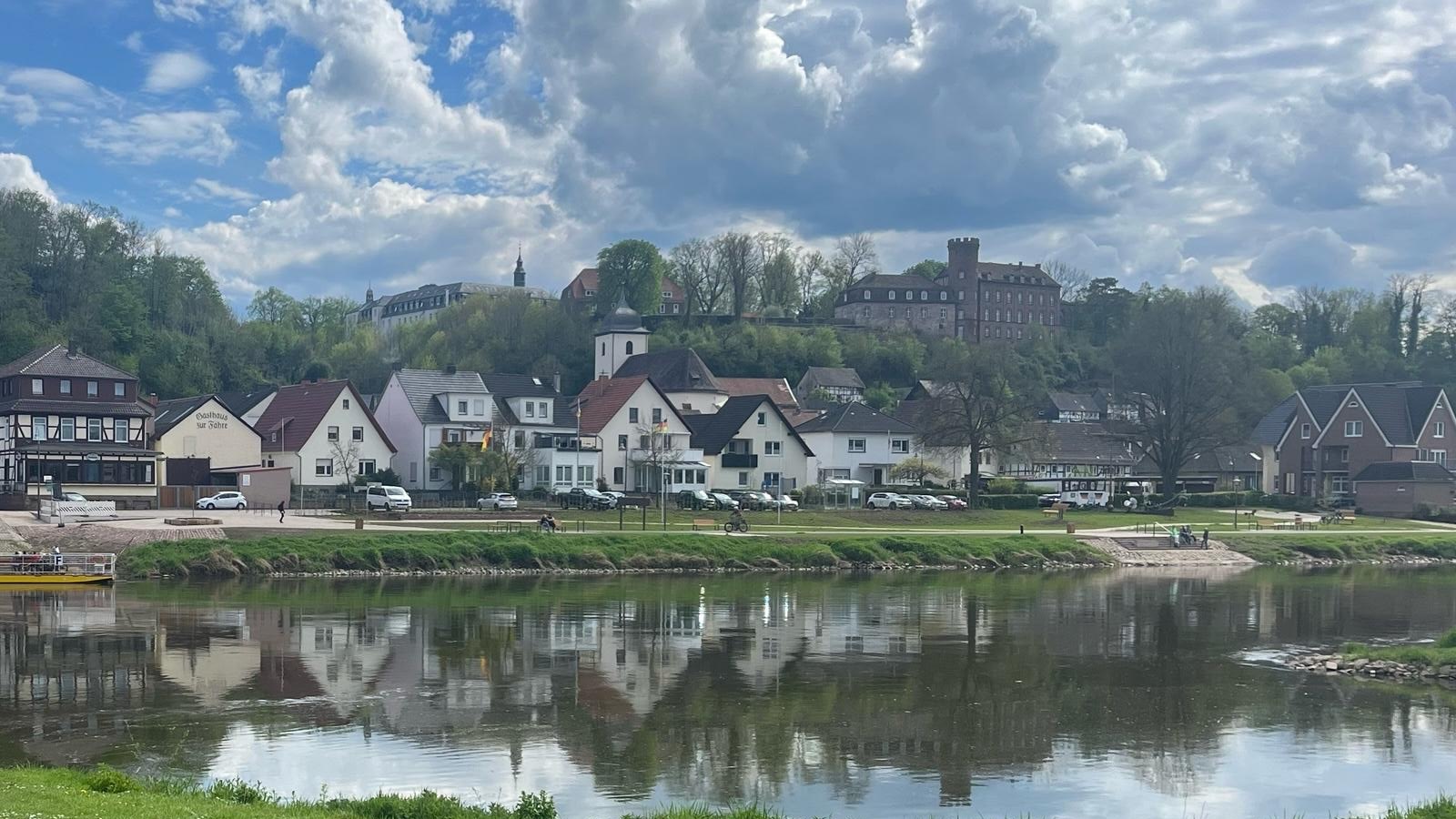 Von Karl dem Großen bis heute: Vortrag über die Geschichte der Burg Herstelle am Weserbogen