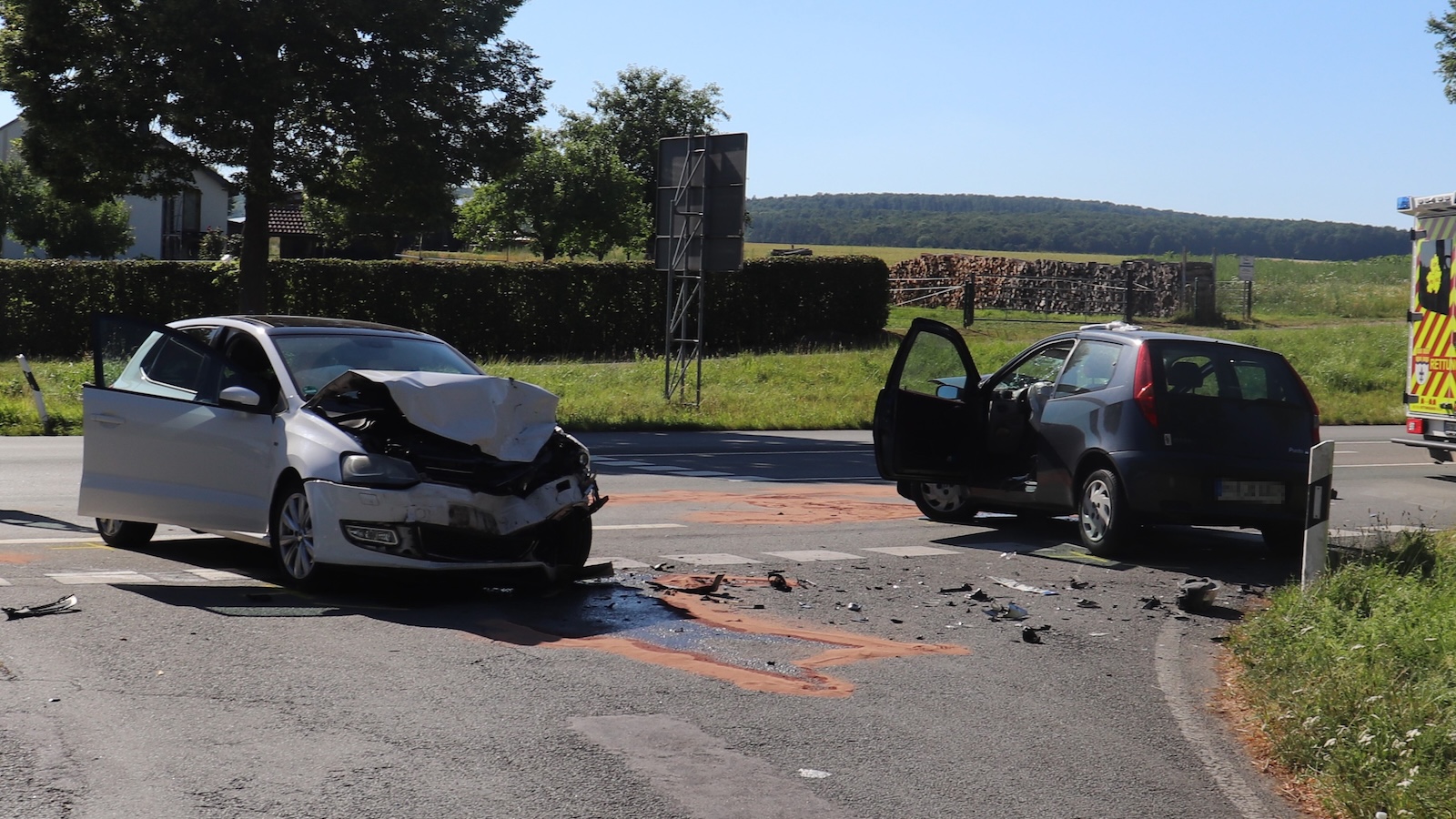 Schwerer Verkehrsunfall auf Bundesstraße 252 - Zwei Personen verletzt