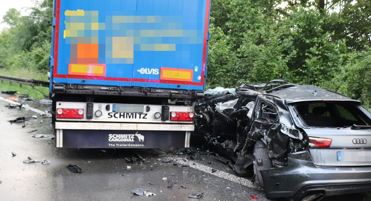 Tödlicher Unfall auf der B252 bei Brakel – Audi-Fahrer stirbt nach Kollision mit Gefahrgut-Sattelschlepper 